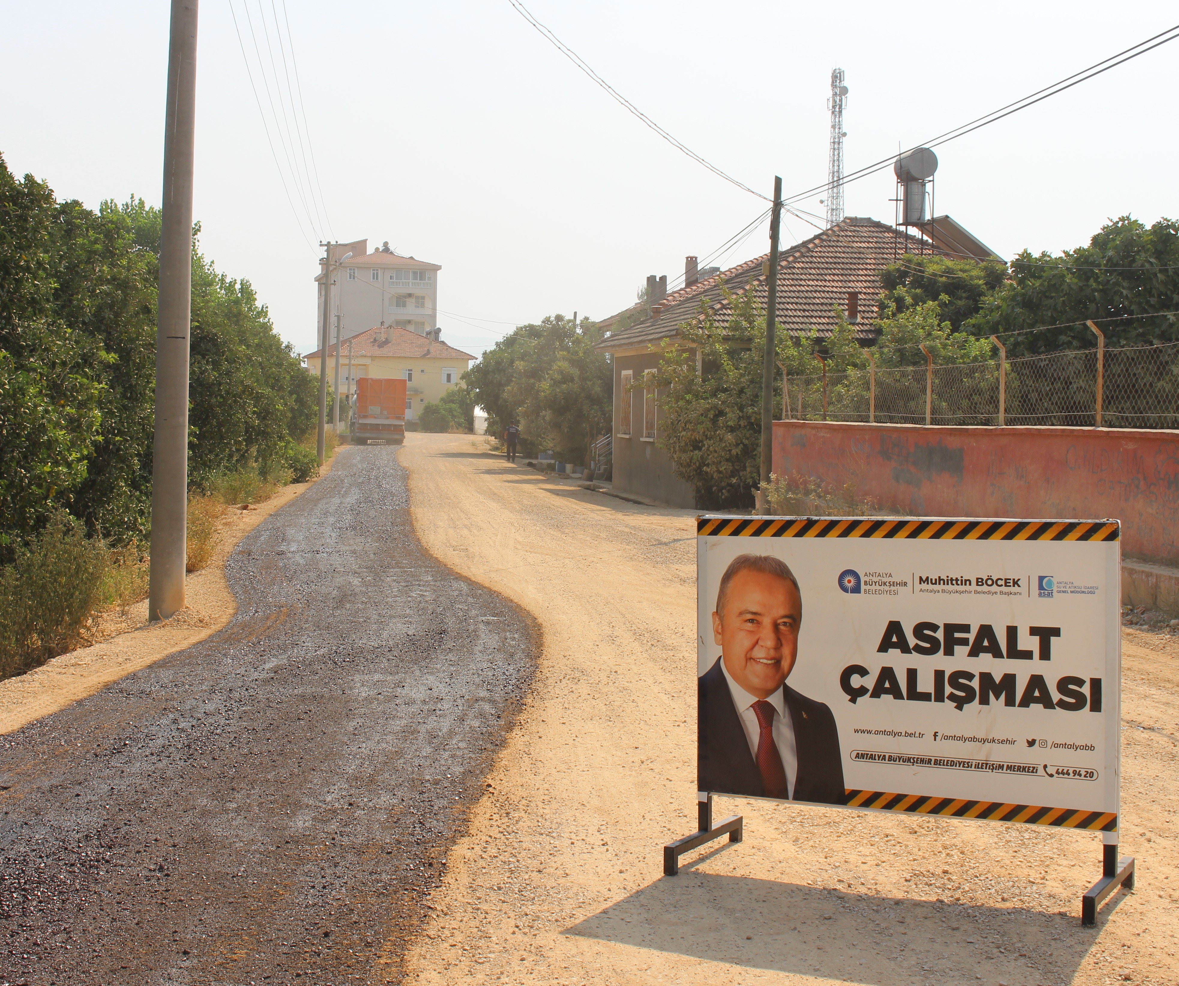 Finike'de asfalt çalışması devam ediyor