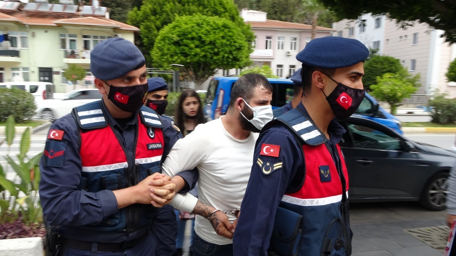 Firari uyuşturucu sanığı ekip aracına çarparak kaçmaya çalıştı başaramadı