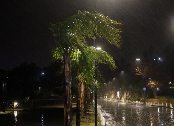  Fırtına nedeniyle uçaklar, Antalya Havalimanı'na iniş yapamadı 10 uçuş iptal edildi