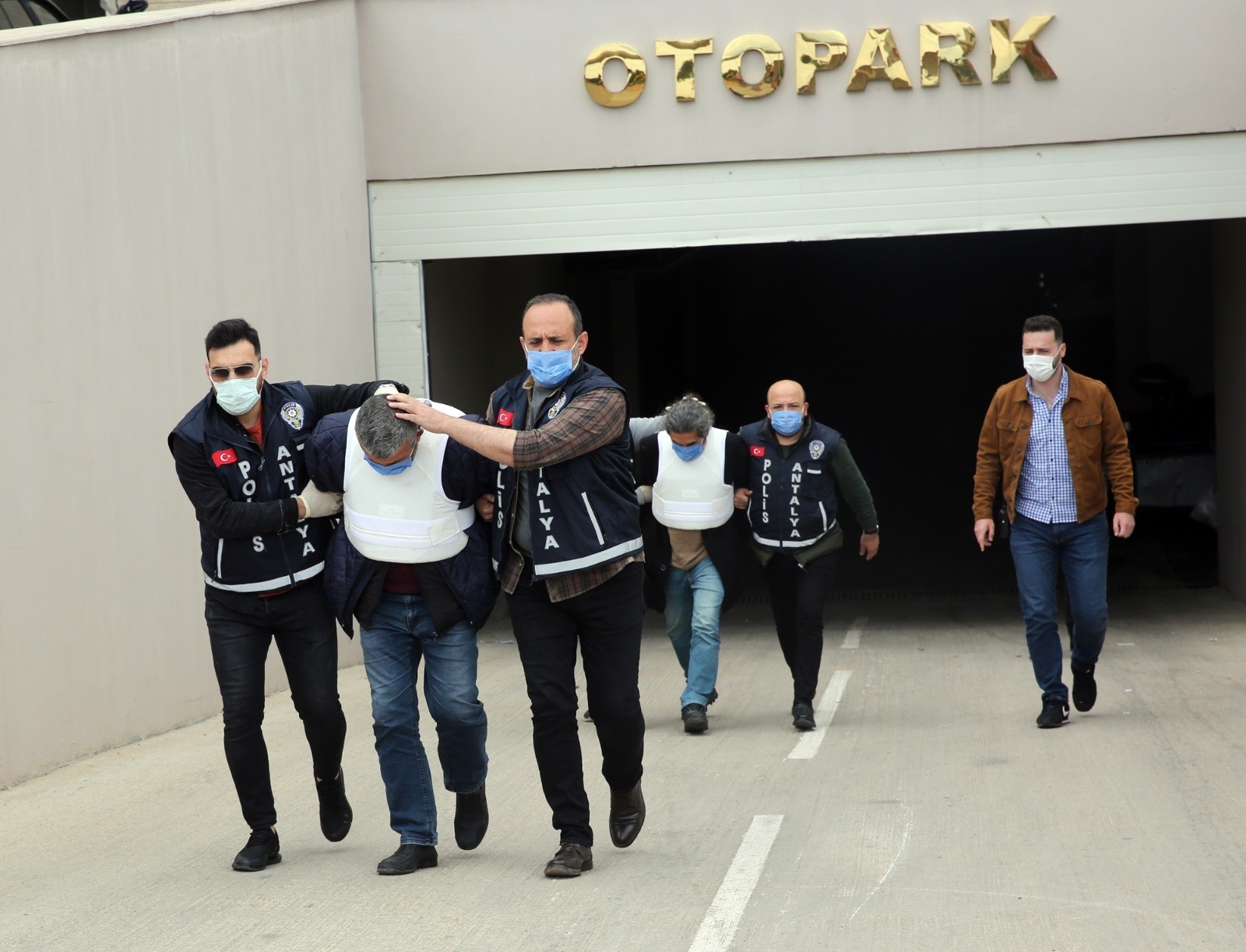 Foseptik çukurunda bulunan ceset parçaları olayıyla ilgili gözaltına alınan 2 şüpheli adliyeye sevk edildi.