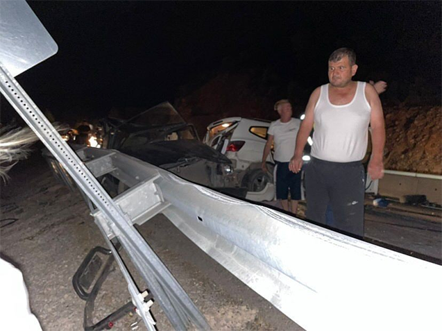 Freni boşalan kamyonun sürücüsü, önündeki araç konvoyunu görünce faciaya neden olmamak için yanyattı