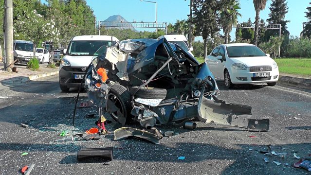 Freni patlayan otobüs kırmızı ışıkta bekleyen araçların arasına daldı