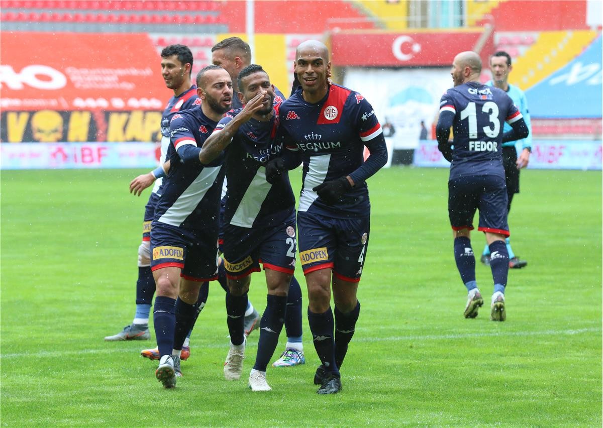 FT Antalyaspor’da başarılı defans oyuncusu attığı ilk golde takımına deplasmanda 3 puan getirdi.
