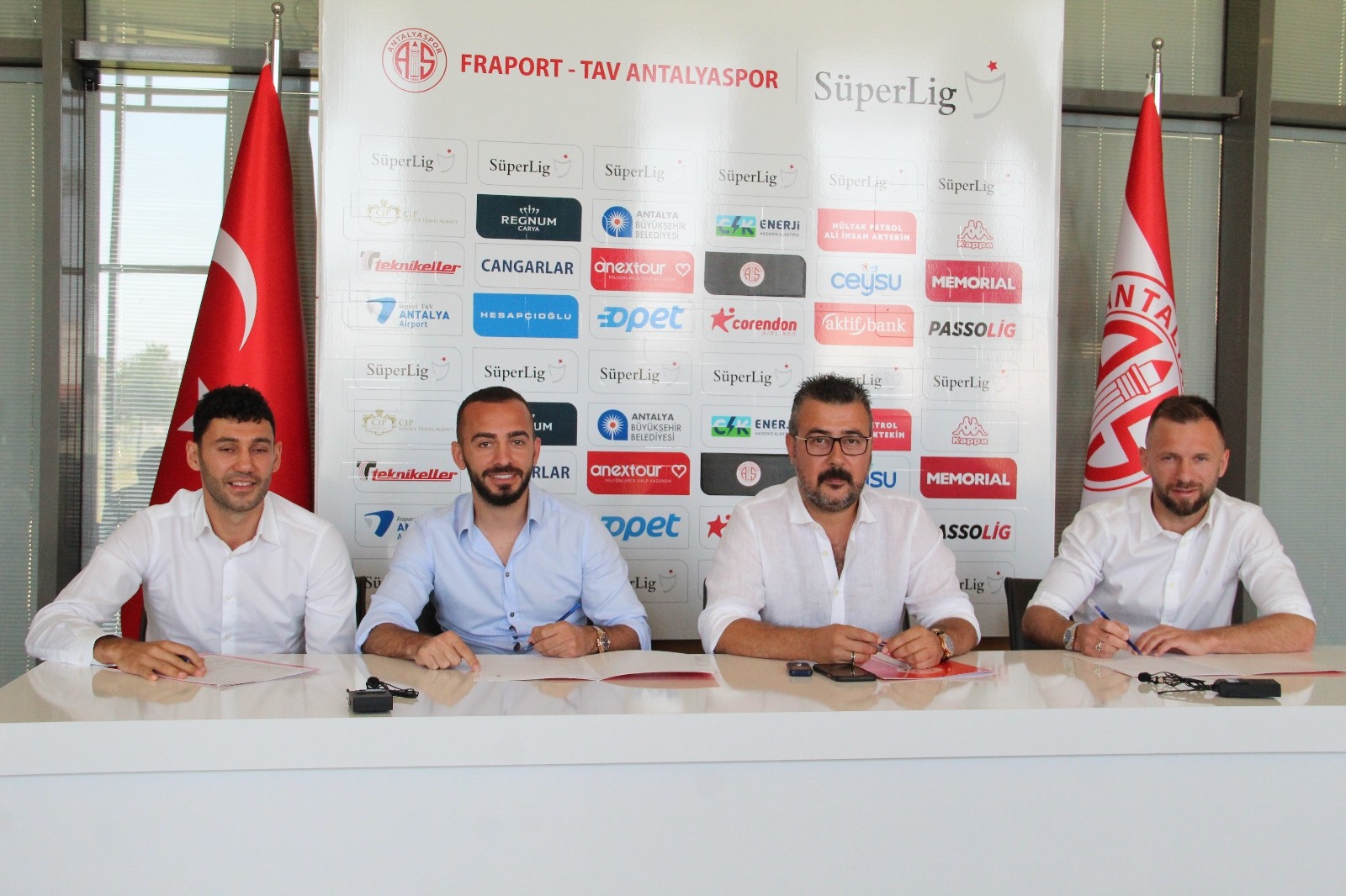  FT Antalyaspor, Veysel Sarı, Eren Albayrak ve Hakan Özmert’in sözleşmelerini uzattı.