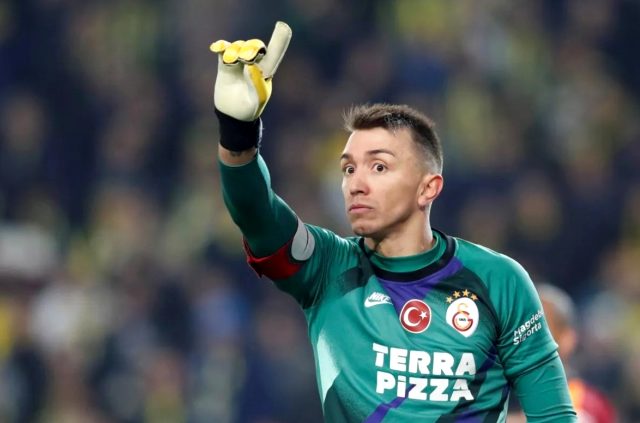 Galatasaray, Fernando Muslera'yla yeni sözleşme imzalayarak maaşını düşürecek