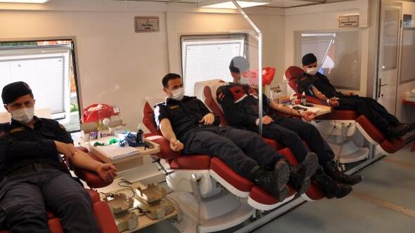 Gazipaşa ilçesinde Jandarma Komutanlığı personeli Kızılay'a kan bağışında bulundu.