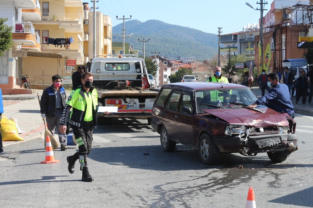 Gazipaşa ilçesinde kontrolsüz kavşakta meydana gelen kazada 2 araç sürücüsü yaralandı