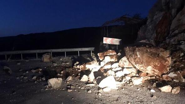 Gece saatlerinde Demre'de yola dev kayalar düştü