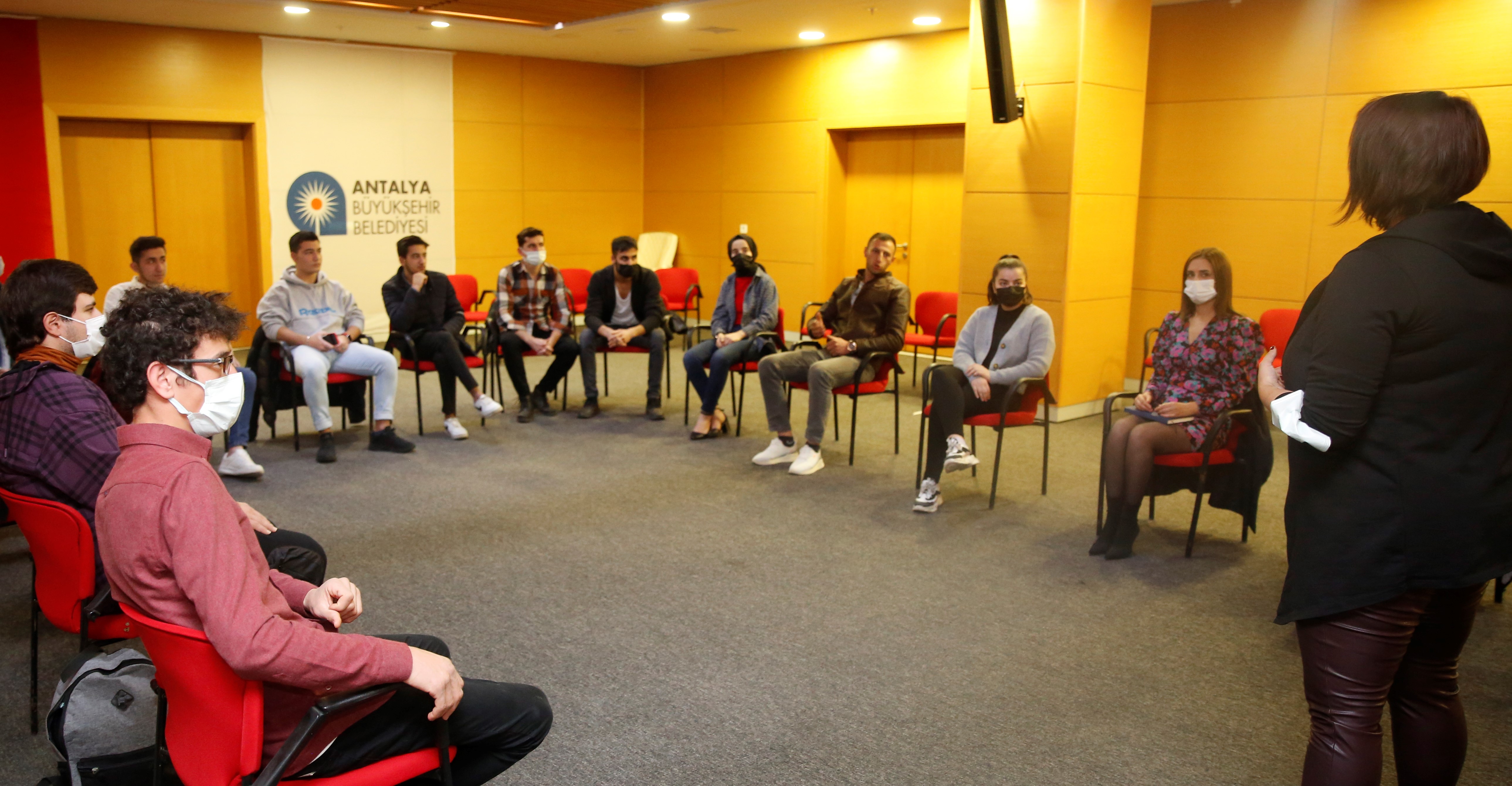 Genç Antalya Gönüllüleri Programı'nın gönüllü eğitimleri başladı
