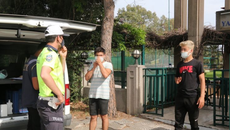 Gençler, “Sigara almak için markete çıktık” dese de kısıtlamayı ihlalden 6 bin 300 TL ceza makbuzu düzenlendi.