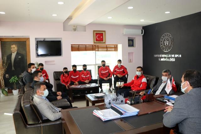 Gençlik ve Spor İl Müdürü Ali İhsan Kabakcı şampiyon pehlivanları ağırladı