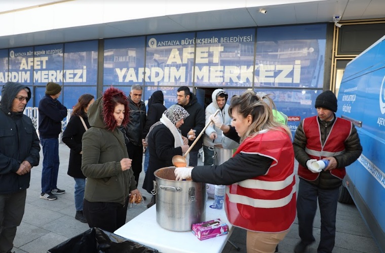 GİYİM BANKASINA GELEN DEPREMZEDELERE SICAK ÇORBA