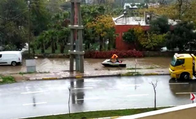 Göle dönen yolda jet ski keyfi