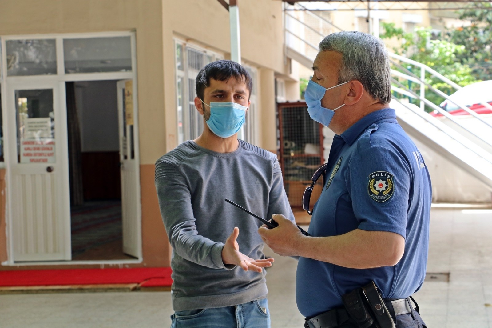 Gözaltına alınan genç, serbest bırakıldıktan 1 gün sonrası eski haline getirilen cami duvarlarını tekrar boyadı