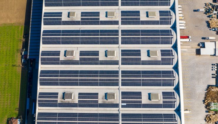 Güneş paneli üreticisi CW Enerji, gıda sektöründe faaliyet gösteren Güngör Zeytincilik fabrikasına 2802,8 kWp gücünde güneş enerji santralinin kurulumunu tamamladı.