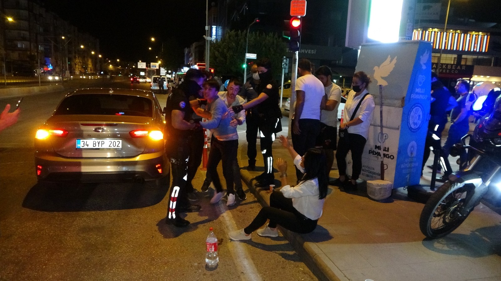 Güzergahı boyunca 5 araca ve 5 vatandaşa çarptıktan sonra polis tarafından durduruldu