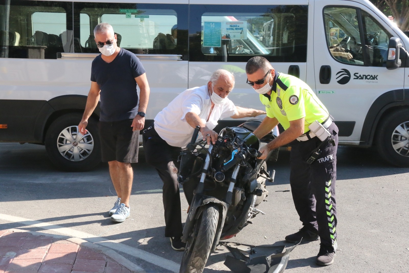 Halk otobüsü ile motosikletin çarpışması sonucu meydana gelen kazada motosiklet sürücüsü yaralandı.