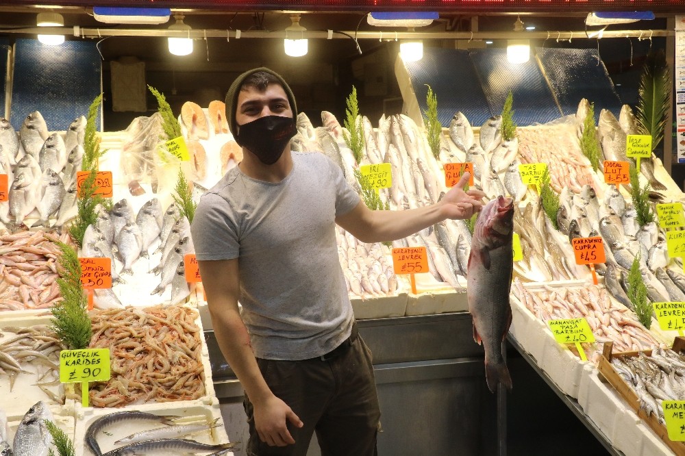 Hamsiye gelen av yasağı tezgahtaki bütün balıkların fiyatının artmasına sebep oldu