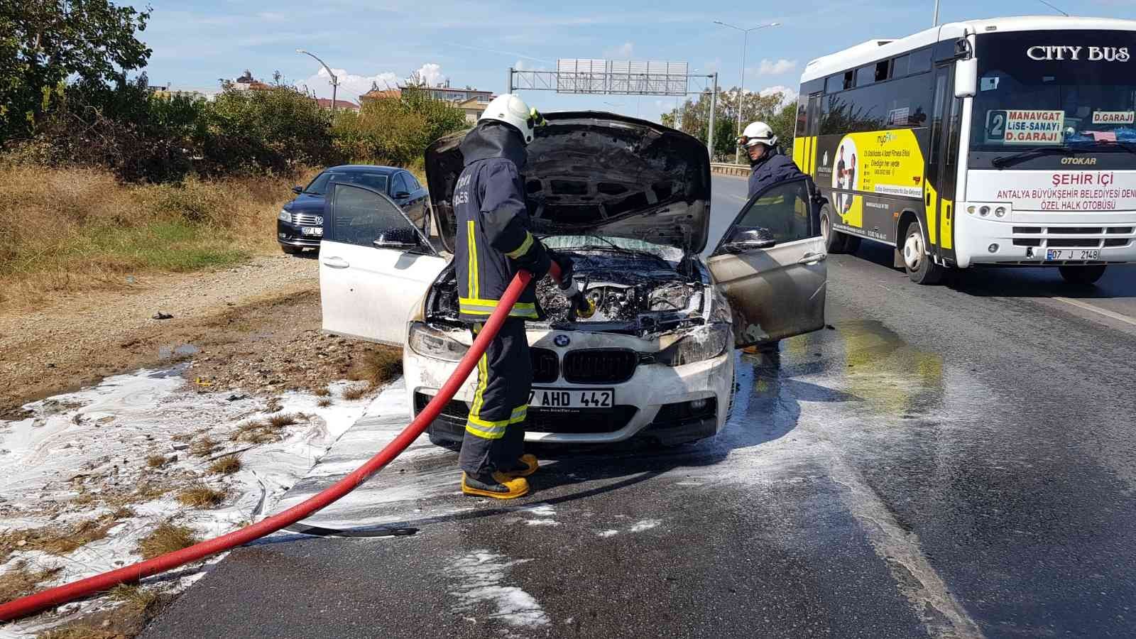 Hareket halindeki otomobil yanarak kullanılamaz hale geldi