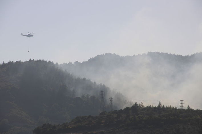 Hatay'da çıkan orman yangınına havadan ve karadan müdahale ediliyor