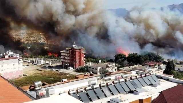 Hatay'da çıkan yangın yerleşim yerlerine sıçradı