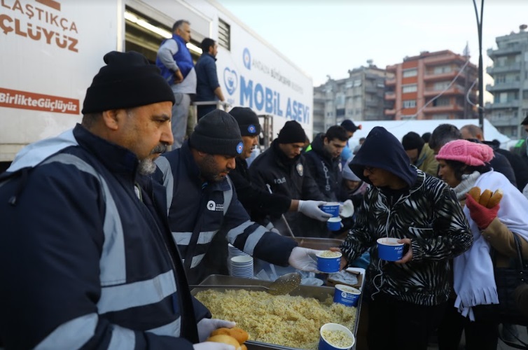 HATAY’DA DEPREMZEDELER İÇİN HER GÜN 70 BİN KİŞİLİK SICAK YEMEK