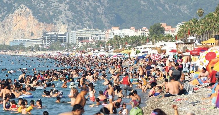 Hava sıcaklığının 41 dereceyi bulduğu Antalya'da 6.5 kilometre uzunluğundaki plajda yer bulmak imkansız