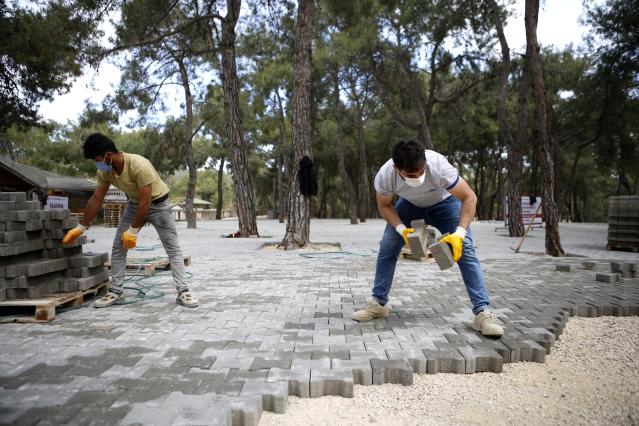 Hayvanat Bahçesi otopark alanı genişletilerek, parke taş ile kaplanıyor.