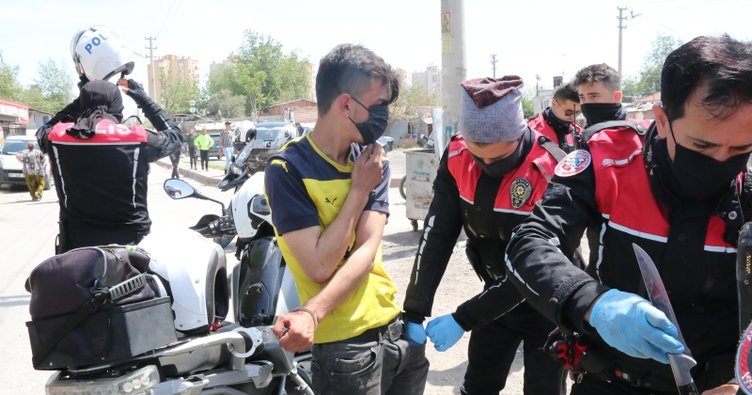 Hırsız, bu sırada eve gelen anne ile çocuğuna dehşeti yaşattı. Kaçmaya çalışan zanlı yakalandı