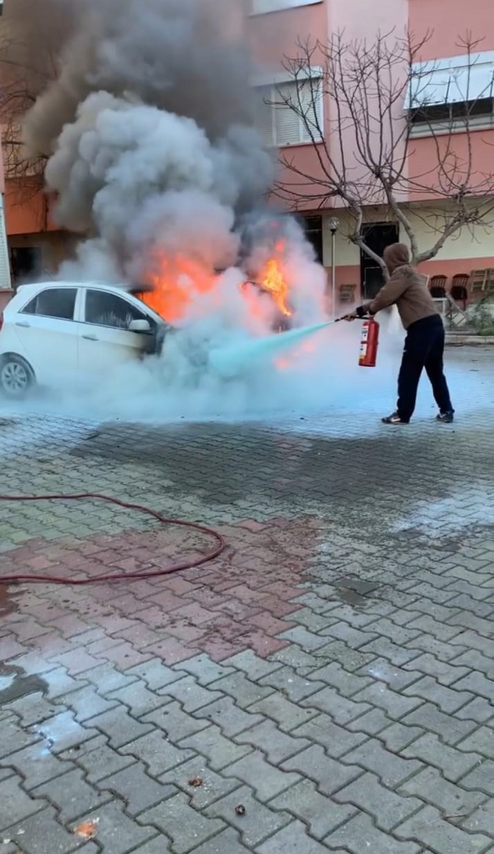 i Güzeloluk Mahallesi'nde park halindeki iki otomobilde bilinmeyen bir nedenle yangın çıktı