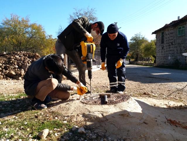 İbradı'da kanalizasyon kapakları yenileniyor