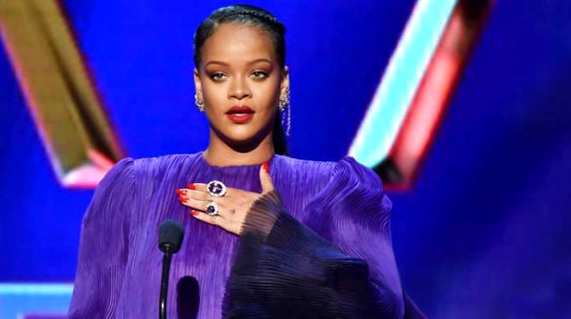 İç çamaşırı defilesinde İslam'a saygısızlık yapan Rihanna, Müslümanlardan özür diledi