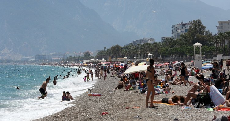 İki günlük kapanma öncesi vatandaşlar Konyaaltı Plajına akın etti