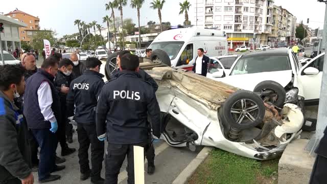 İki otomobil çarpıştı: 2'si polis, 3 yaralı