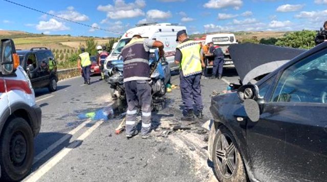 İki otomobilin kafa kafaya çarpıştığı kazada yol can pazarına döndü: 4'ü çocuk 8 yaralı