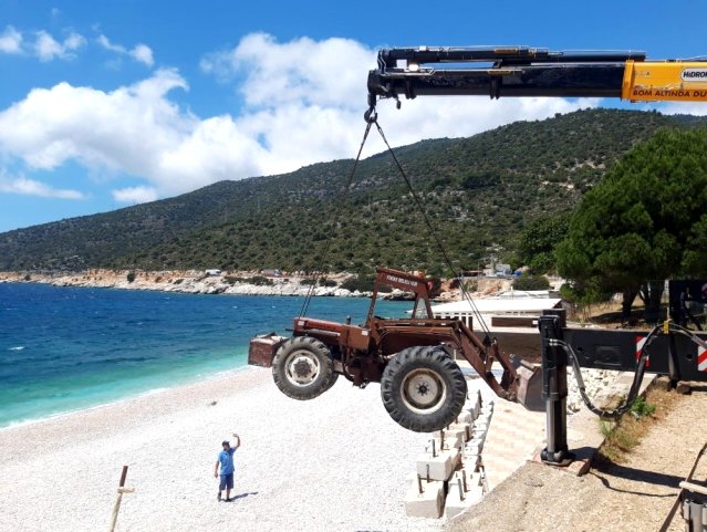 İş makineleri vinçlerle indirildi, Gökliman Plajı'nda hazırlıklar başladı