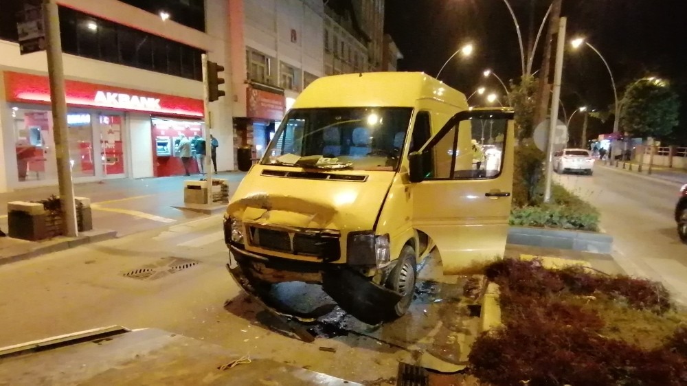 Işıkta bekleyen otomobile arkadan çarpan aracın sürücüsü  alkollü çıktı