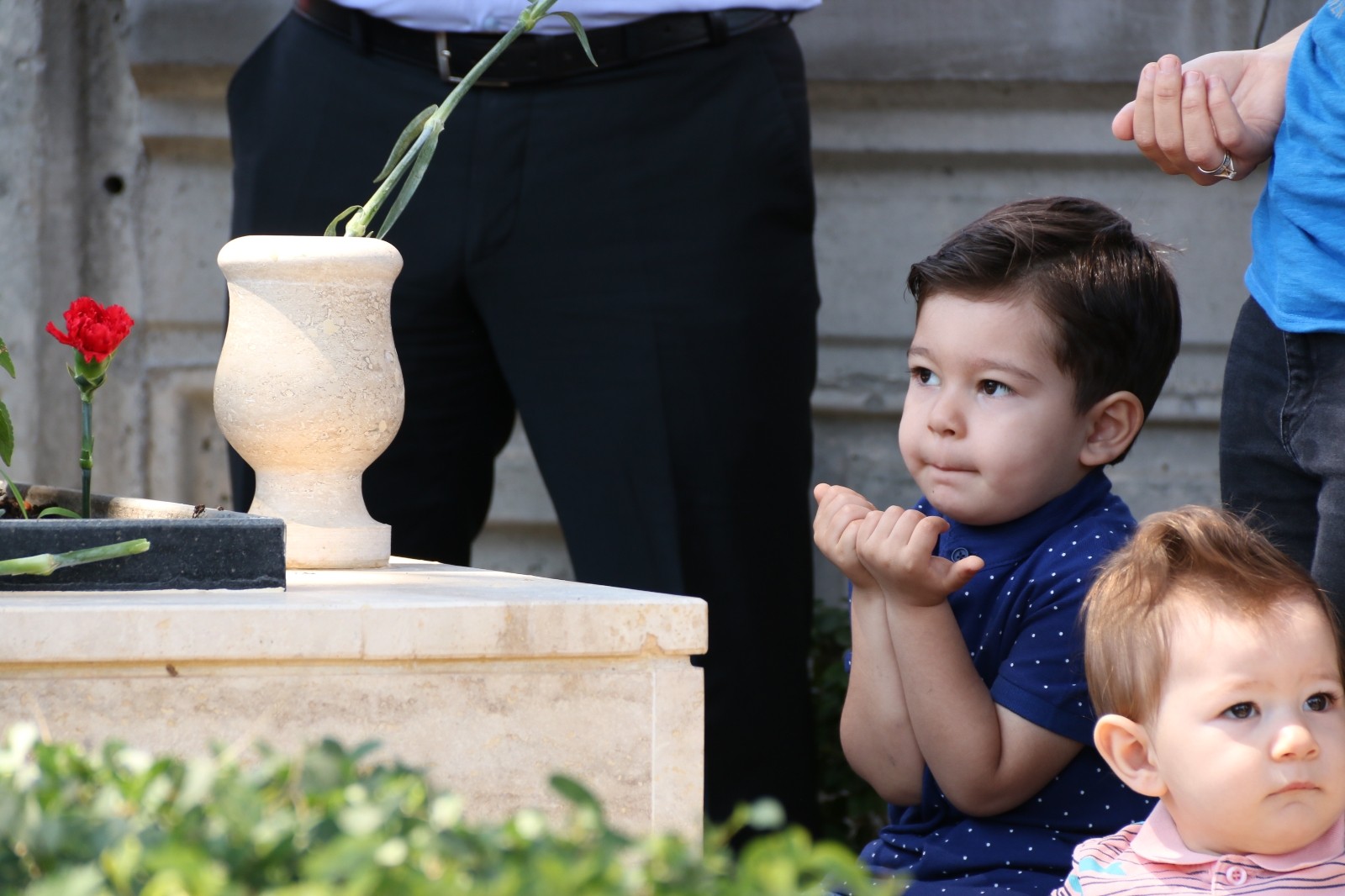 İsmini aldığı şehit dayısına minik elleriyle dua etti