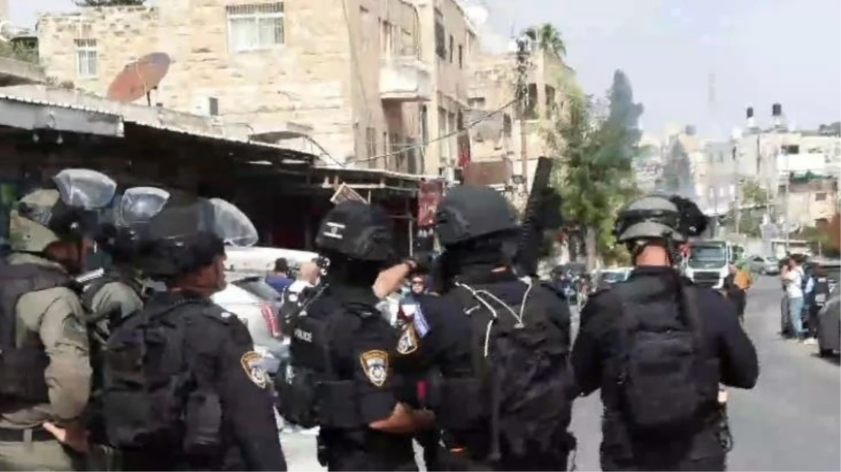 İsrail polisi, Mescid-i Aksa önünde namaz kılmak isteyenlere yine gaz fişeği attı