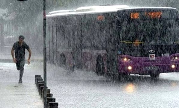 İstanbul'da beklenen sağanak yağış ve dolu başladı, Meteoroloji'den sel ve su baskını uyarısı geldi