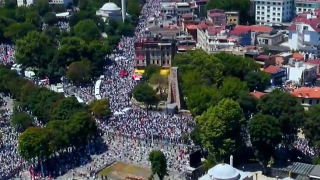 İstanbul'da tarihi anlar! Ayasofya Camii civarındaki kalabalık havadan görüntülendi