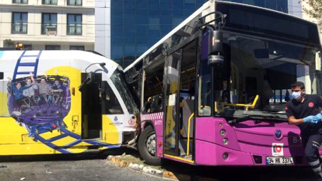 İstanbul'da tramvay, özel halk otobüsüne çarptı