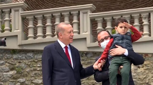 İstanbul'un Fethi'nin yıl dönümü etkinlikleri kapsamında Boğaz'dan geçen yelkenliler Cumhurbaşkanı'nı selamladı
