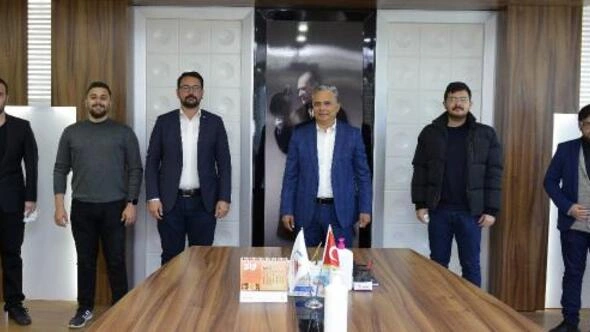İYİ Parti'nin hazırladığı esnaf raporu Muratpaşa Belediye Başkanı Ümit Uysal'a sunuldu. 