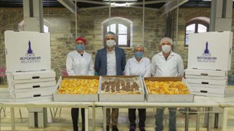 İzmir Büyükşehir Belediyesi'nden sağlık çalışanlarına börek ve kurabiye jesti
