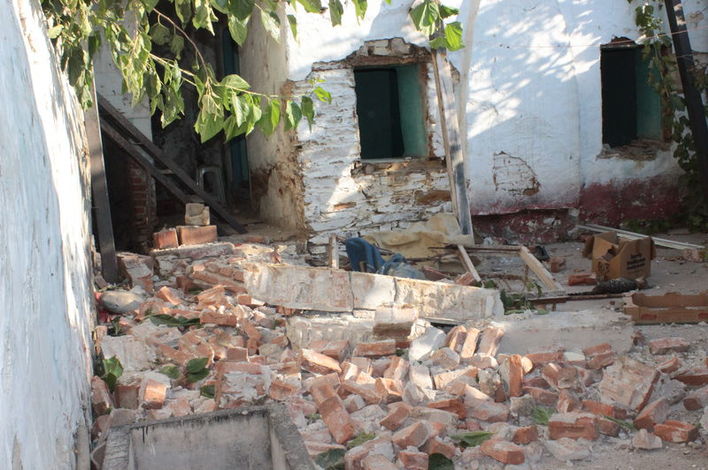 İzmir'de çatısı çöken evde 2'si çocuk 3 kişi yaralandı