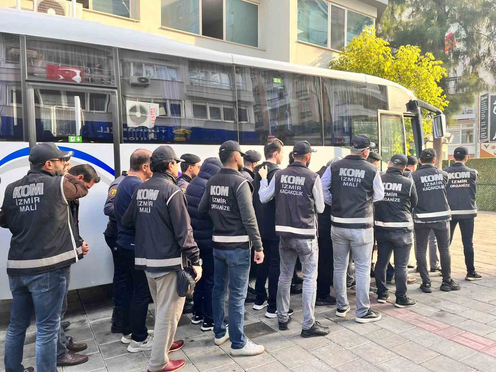 İzmir’de FETÖ’ye yönelik operasyonlar devam ediyor 84 kişi yakalandı