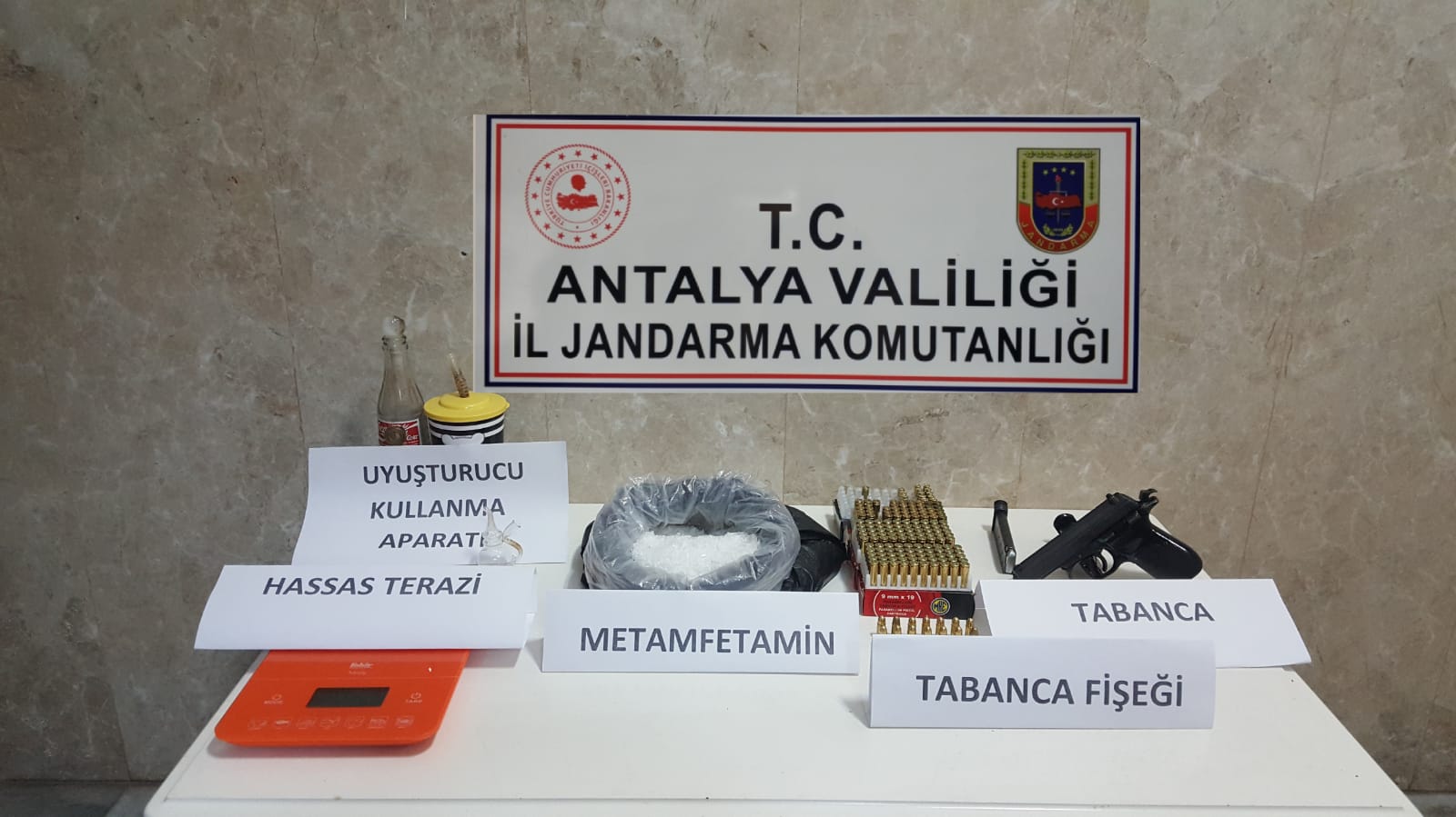 JANDARMA DEDEKTİFLERİ JASATTAN UYUŞTURUCU OPERASYONU