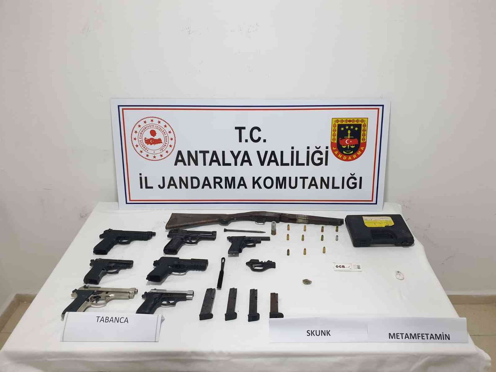 Jandarma tarafından yapılan operasyonda 6 adet tabanca fişekler ve uyuşturucu madde ele geçirildi