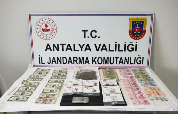 Jandarmanın düzenlediği uyuşturucu operayonunda 1120 gram esrar ele geçirildi